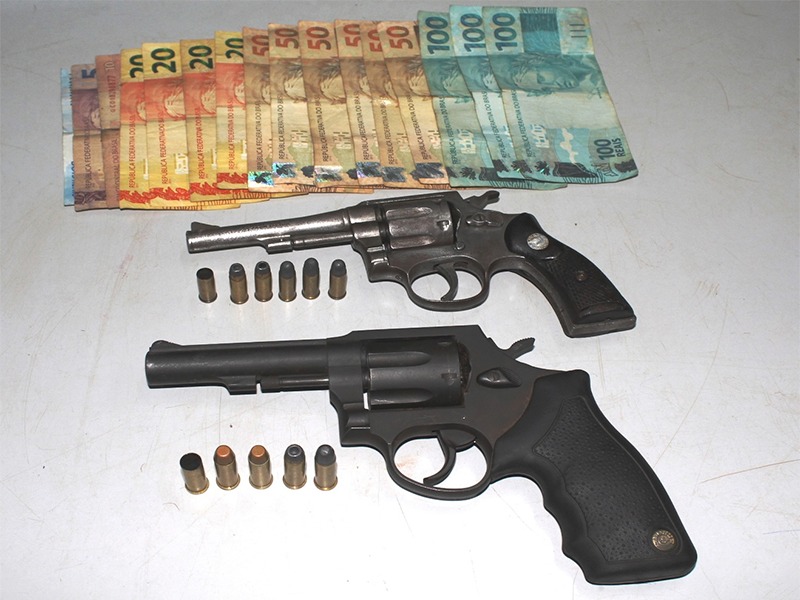 Foto 2 de 6 — Trio armado é preso após roubar caminhonete; no veículo havia malote com R$ 60 mil
